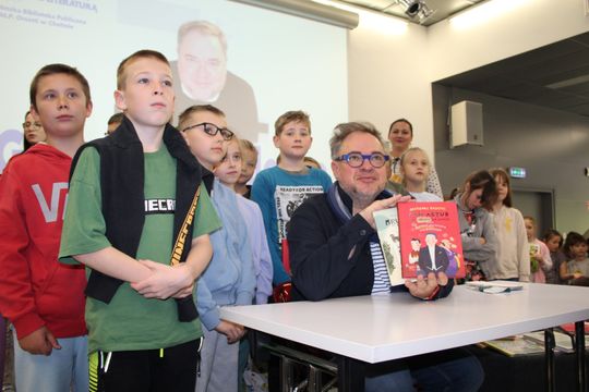 Grzegorz Kasdepke spotkał się z miłośnikami literatury w Chełmskiej Bibliotece Publicznej [GALERIA ZDJĘĆ]