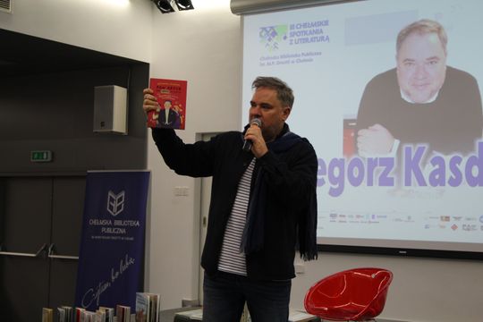 Grzegorz Kasdepke spotkał się z miłośnikami literatury w Chełmskiej Bibliotece Publicznej [GALERIA ZDJĘĆ]