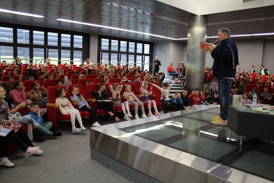 Grzegorz Kasdepke spotkał się z miłośnikami literatury w Chełmskiej Bibliotece Publicznej [GALERIA ZDJĘĆ]