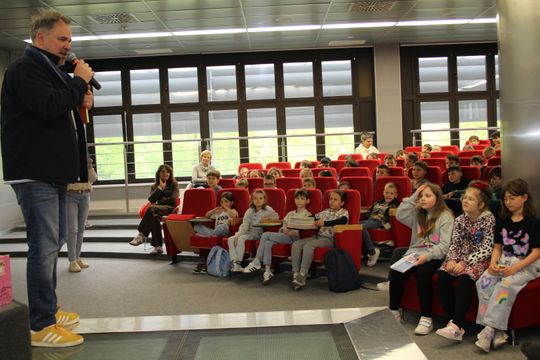 Grzegorz Kasdepke spotkał się z miłośnikami literatury w Chełmskiej Bibliotece Publicznej [GALERIA ZDJĘĆ]