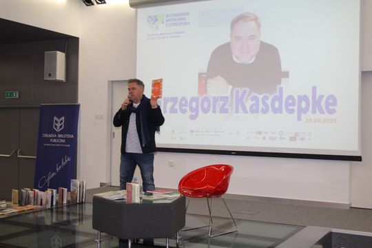 Grzegorz Kasdepke spotkał się z miłośnikami literatury w Chełmskiej Bibliotece Publicznej [GALERIA ZDJĘĆ]
