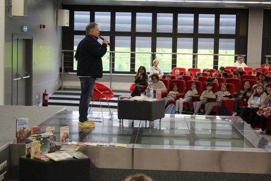 Grzegorz Kasdepke spotkał się z miłośnikami literatury w Chełmskiej Bibliotece Publicznej [GALERIA ZDJĘĆ]