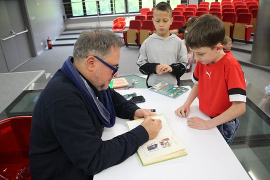 Grzegorz Kasdepke spotkał się z miłośnikami literatury w Chełmskiej Bibliotece Publicznej [GALERIA ZDJĘĆ]