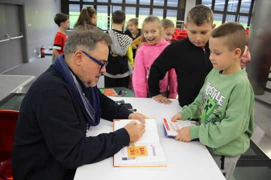 Grzegorz Kasdepke spotkał się z miłośnikami literatury w Chełmskiej Bibliotece Publicznej [GALERIA ZDJĘĆ]