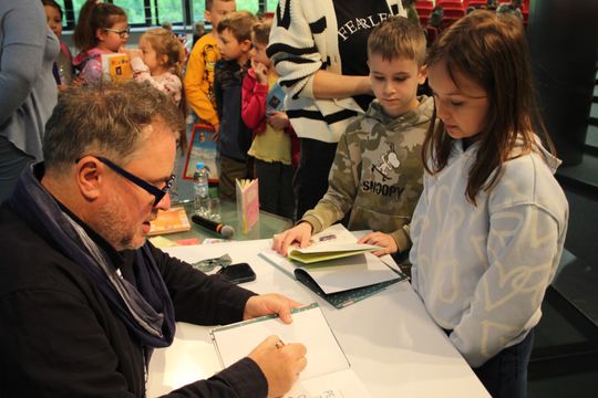 Grzegorz Kasdepke spotkał się z miłośnikami literatury w Chełmskiej Bibliotece Publicznej [GALERIA ZDJĘĆ]