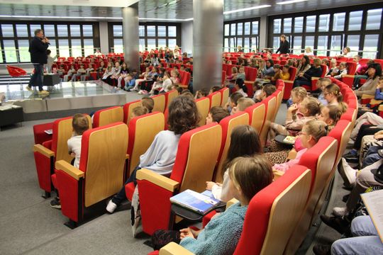 Grzegorz Kasdepke spotkał się z miłośnikami literatury w Chełmskiej Bibliotece Publicznej [GALERIA ZDJĘĆ]