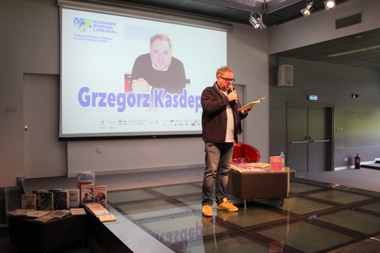 Grzegorz Kasdepke spotkał się z miłośnikami literatury w Chełmskiej Bibliotece Publicznej [GALERIA ZDJĘĆ]