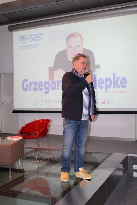 Grzegorz Kasdepke spotkał się z miłośnikami literatury w Chełmskiej Bibliotece Publicznej [GALERIA ZDJĘĆ]