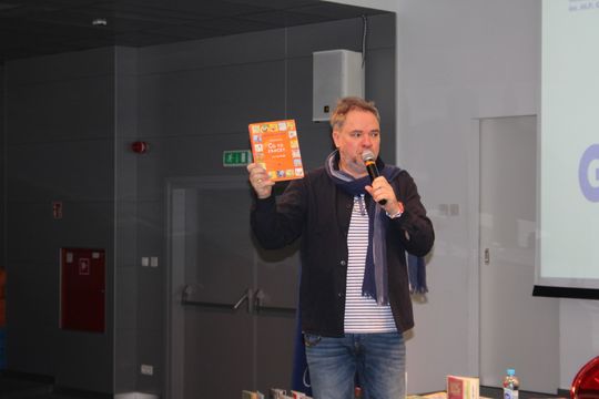 Grzegorz Kasdepke spotkał się z miłośnikami literatury w Chełmskiej Bibliotece Publicznej [GALERIA ZDJĘĆ]