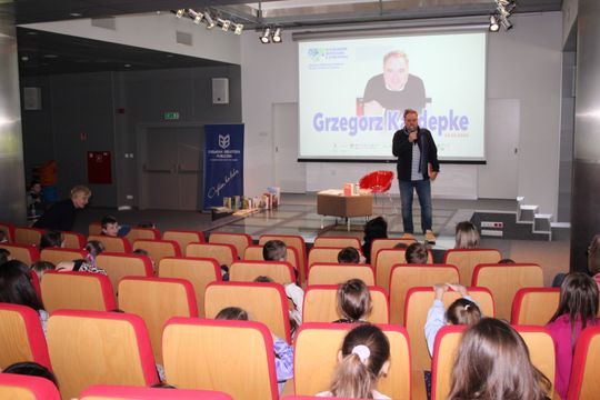 Grzegorz Kasdepke spotkał się z miłośnikami literatury w Chełmskiej Bibliotece Publicznej [GALERIA ZDJĘĆ]