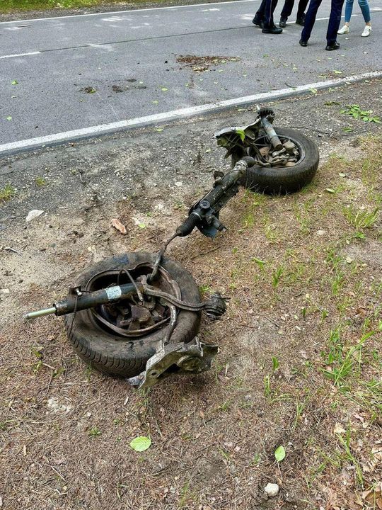 Samochód roztrzaskany. Kierowca trafił do szpitala [ZDJĘCIA]