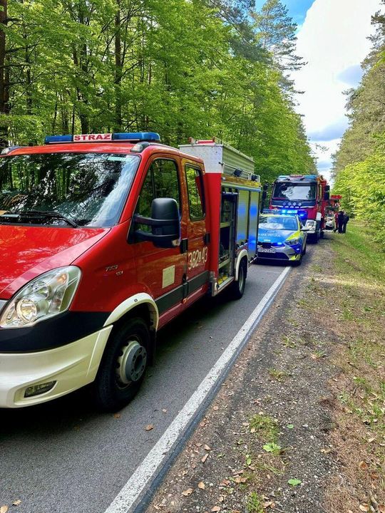 Samochód roztrzaskany. Kierowca trafił do szpitala [ZDJĘCIA]