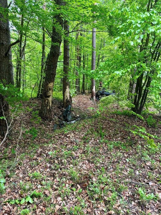 Samochód roztrzaskany. Kierowca trafił do szpitala [ZDJĘCIA]