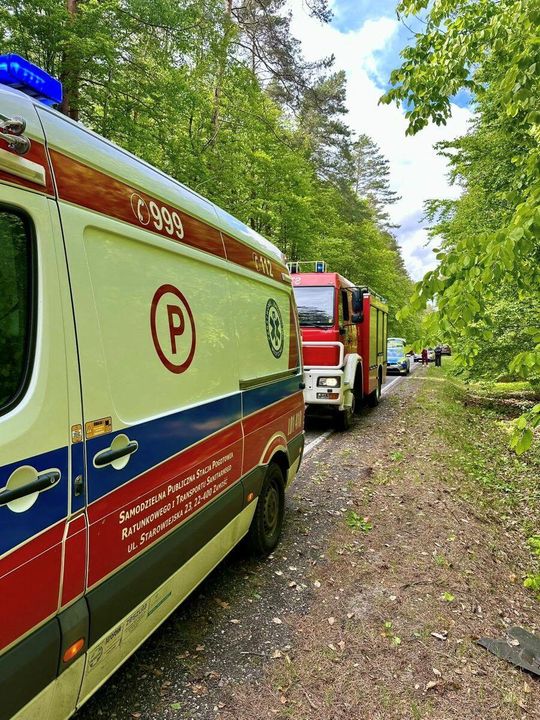 Samochód roztrzaskany. Kierowca trafił do szpitala [ZDJĘCIA]