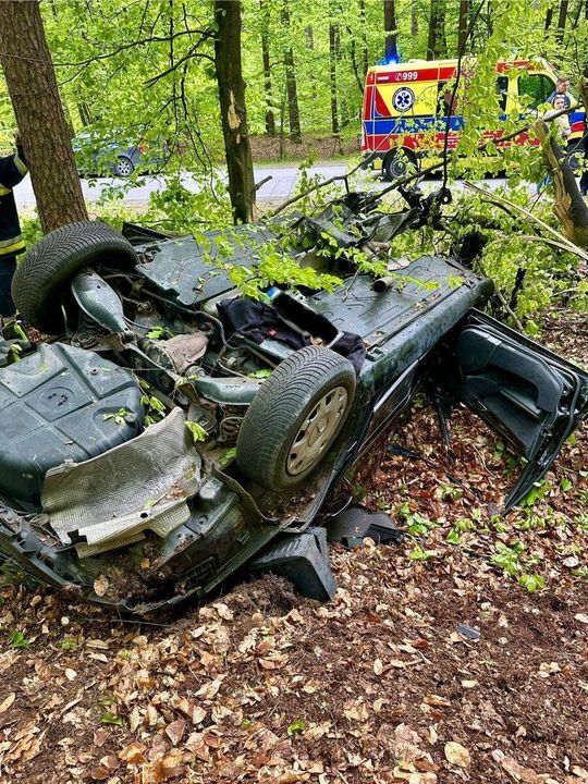 Samochód roztrzaskany. Kierowca trafił do szpitala [ZDJĘCIA]