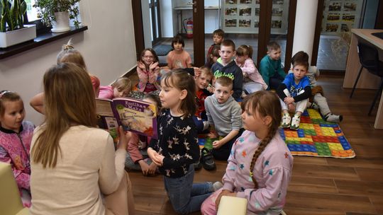 Uczniowie ze Szkoły Podstawowej w Żółkiewce odwiedzili bibliotekę [GALERIA ZDJĘĆ]