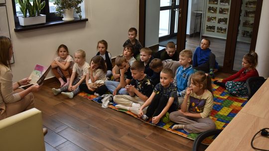Uczniowie ze Szkoły Podstawowej w Żółkiewce odwiedzili bibliotekę [GALERIA ZDJĘĆ]