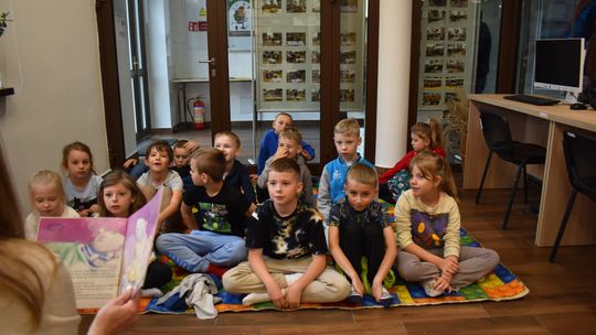Uczniowie ze Szkoły Podstawowej w Żółkiewce odwiedzili bibliotekę [GALERIA ZDJĘĆ]
