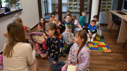 Uczniowie ze Szkoły Podstawowej w Żółkiewce odwiedzili bibliotekę [GALERIA ZDJĘĆ]