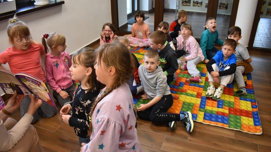 Uczniowie ze Szkoły Podstawowej w Żółkiewce odwiedzili bibliotekę [GALERIA ZDJĘĆ]