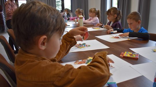 Uczniowie ze Szkoły Podstawowej w Żółkiewce odwiedzili bibliotekę [GALERIA ZDJĘĆ]