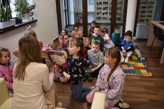 Uczniowie ze Szkoły Podstawowej w Żółkiewce odwiedzili bibliotekę [GALERIA ZDJĘĆ]