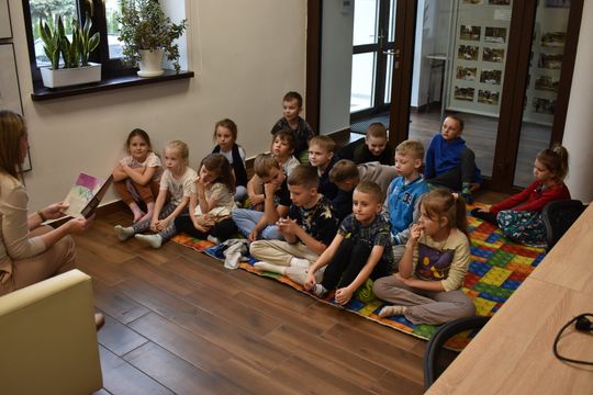 Uczniowie ze Szkoły Podstawowej w Żółkiewce odwiedzili bibliotekę [GALERIA ZDJĘĆ]
