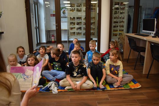 Uczniowie ze Szkoły Podstawowej w Żółkiewce odwiedzili bibliotekę [GALERIA ZDJĘĆ]