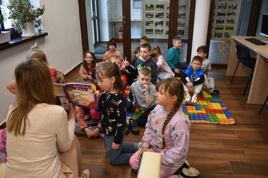 Uczniowie ze Szkoły Podstawowej w Żółkiewce odwiedzili bibliotekę [GALERIA ZDJĘĆ]