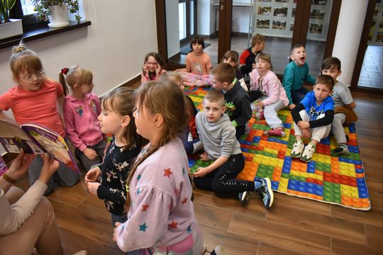 Uczniowie ze Szkoły Podstawowej w Żółkiewce odwiedzili bibliotekę [GALERIA ZDJĘĆ]