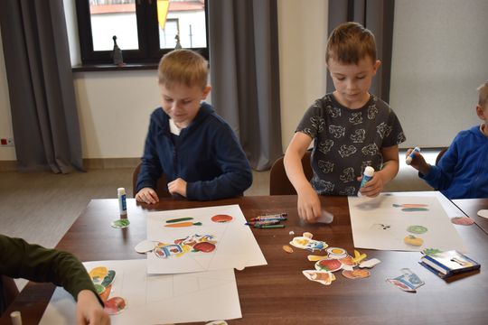 Uczniowie ze Szkoły Podstawowej w Żółkiewce odwiedzili bibliotekę [GALERIA ZDJĘĆ]