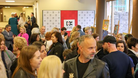 Plenerowe Reminiscencje – wystawa grupy artystycznej Alternatywa w Chełmskim Domu Kultury [GALERIA ZDJĘĆ]