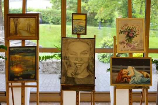 Plenerowe Reminiscencje – wystawa grupy artystycznej Alternatywa w Chełmskim Domu Kultury [GALERIA ZDJĘĆ]