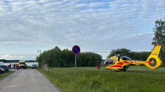 Wędkarz śmigłowcem LPR zabrany do szpitala. Łowił z łódki na Jeziorze Wytyckim [ZDJĘCIA]