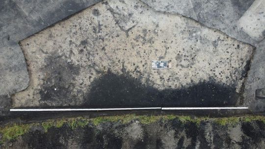 Stanowisko Tarnawatka - Tartak 8. Wczesnośredniowieczny obiekt archeologiczny przed eksploracją.