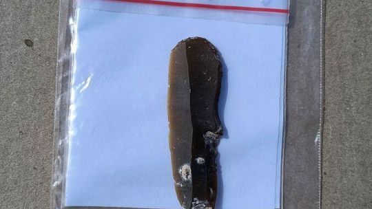 Stanowisko Tarnawatka - Tartak 8. Pradziejowy drapacz krzemienny pozyskany podczas badań. Fot. A. Stachyra