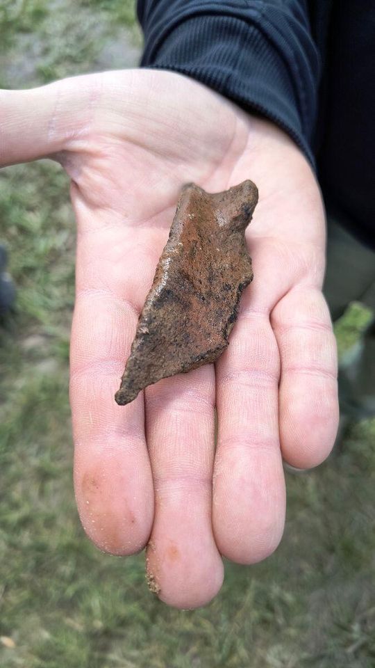 Stanowisko Tarnawatka - Tartak 8. Fragment ceramiki naczyniowej pozyskanej podczas badań Stanowisko Tarnawatka - Tartak 8. Fragment ceramiki naczyniowej pozyskanej podczas badań