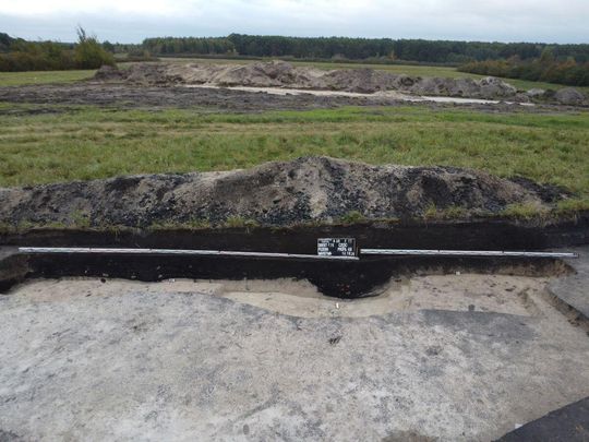 Stanowisko Tarnawatka - Tartak 8. Profil wczesnośredniowiecznego obiektu archeologicznego. Stanowisko Tarnawatka - Tartak 8. Profil wczesnośredniowiecznego obiektu archeologicznego.