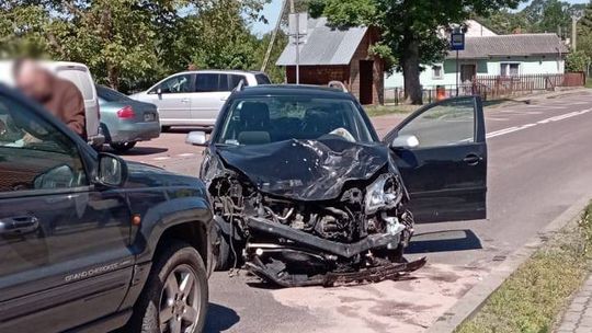 Zderzenie osobówki z ciężarówką w Starym Brusie. Jedna osoba trafiła do szpitala [GALERIA ZDJĘĆ]