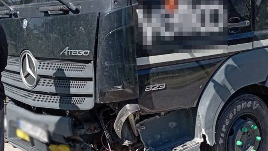 Zderzenie osobówki z ciężarówką w Starym Brusie. Jedna osoba trafiła do szpitala [GALERIA ZDJĘĆ]