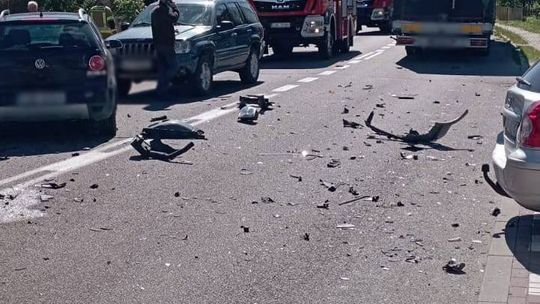 Zderzenie osobówki z ciężarówką w Starym Brusie. Jedna osoba trafiła do szpitala [GALERIA ZDJĘĆ]