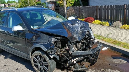 Zderzenie osobówki z ciężarówką w Starym Brusie. Jedna osoba trafiła do szpitala [GALERIA ZDJĘĆ]