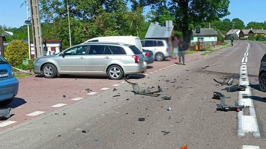 Zderzenie osobówki z ciężarówką w Starym Brusie. Jedna osoba trafiła do szpitala [GALERIA ZDJĘĆ]