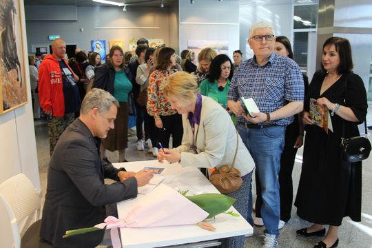 Trwają Chełmskie Targi Książki - Wieczorkowski, Bednarek, Chełmska legenda. W cieniu trzech dębów [GALERIA ZDJĘĆ]