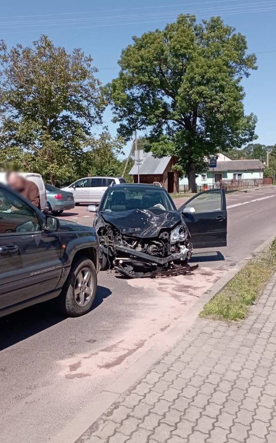Zderzenie osobówki z ciężarówką w Starym Brusie. Jedna osoba trafiła do szpitala [GALERIA ZDJĘĆ]