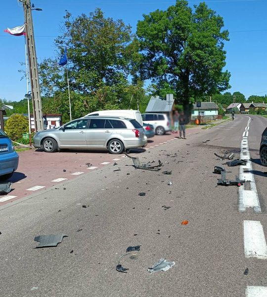 Zderzenie osobówki z ciężarówką w Starym Brusie. Jedna osoba trafiła do szpitala [GALERIA ZDJĘĆ]