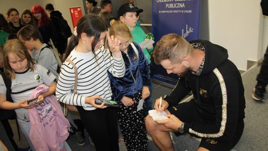 Mariusz Marcyniak (ChKS Chełm) i Michał Kobiałka (Chełmianka Chełm) spotkali się z fanami w bibliotece [GALERIA ZDJĘĆ]