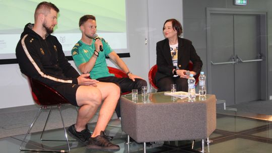 Mariusz Marcyniak (ChKS Chełm) i Michał Kobiałka (Chełmianka Chełm) spotkali się z fanami w bibliotece [GALERIA ZDJĘĆ]