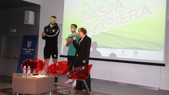 Mariusz Marcyniak (ChKS Chełm) i Michał Kobiałka (Chełmianka Chełm) spotkali się z fanami w bibliotece [GALERIA ZDJĘĆ]