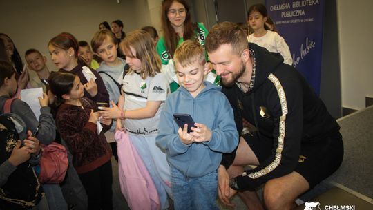 Mariusz Marcyniak (ChKS Chełm) i Michał Kobiałka (Chełmianka Chełm) spotkali się z fanami w bibliotece [GALERIA ZDJĘĆ]